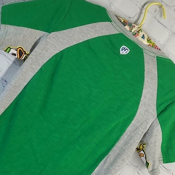 Oregon Ducks UO University Green Gray Yellow V-Neck Tee Tshirt Womens Sz Medium - Picture 8 of 14